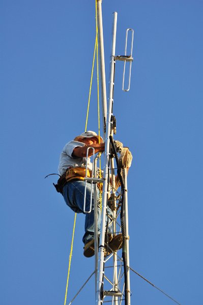 Bob-K4NBC Raising New Antenna 09.jpg